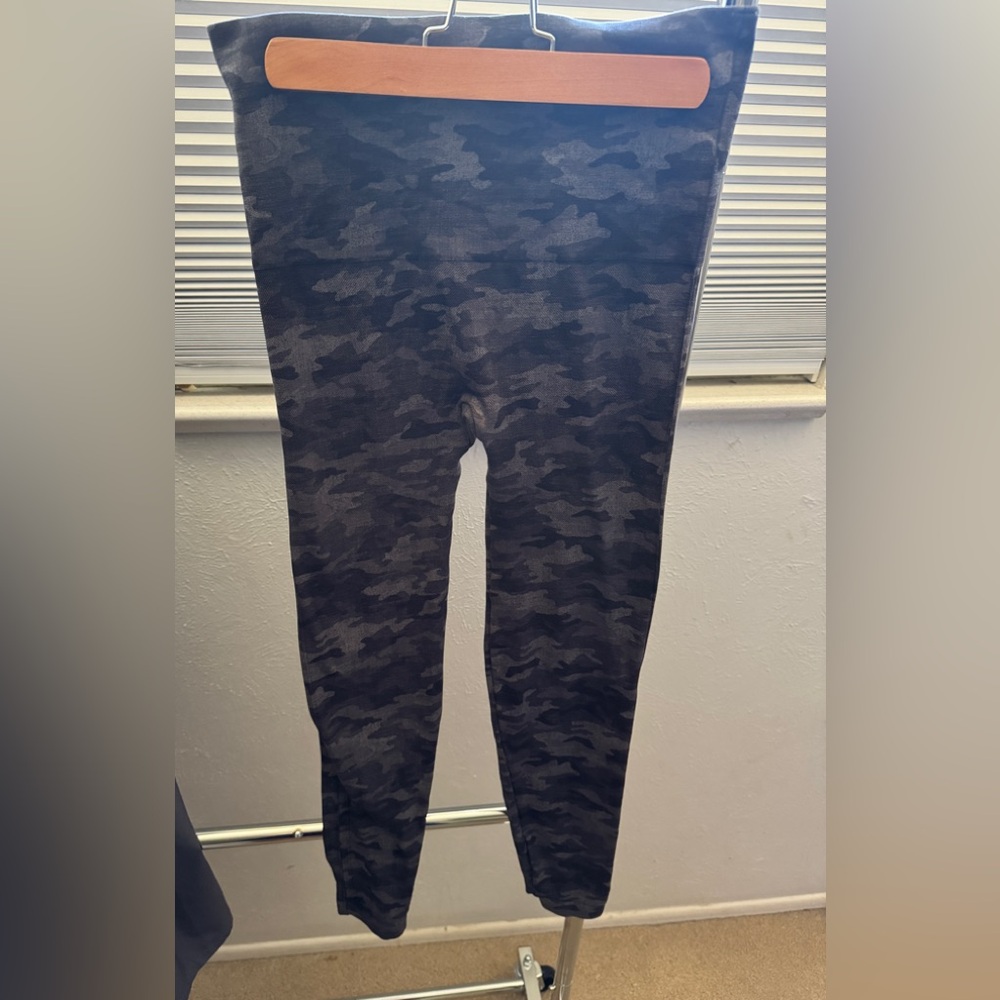 Spanx Camouflage Leggings, So Soft, Size Large